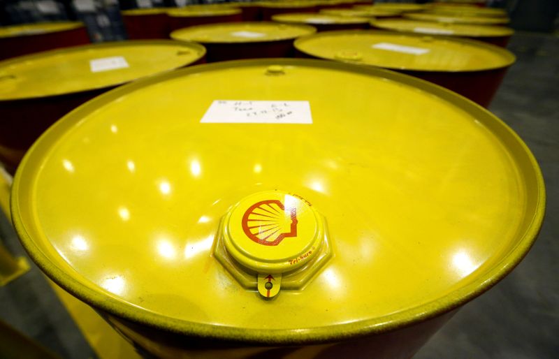 © Reuters. Filled oil drums are seen at Royal Dutch Shell Plc's lubricants blending plant in the town of Torzhok