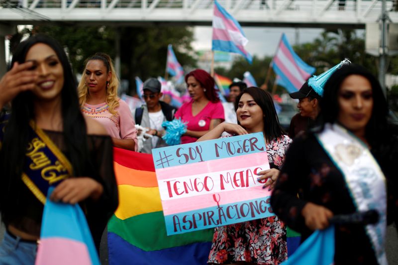 © Reuters. FOTO DE ARCHIVO: Protesta para conmemorar el Día Internacional contra la Homofobia, Transfobia y Bifobia en San Salvador