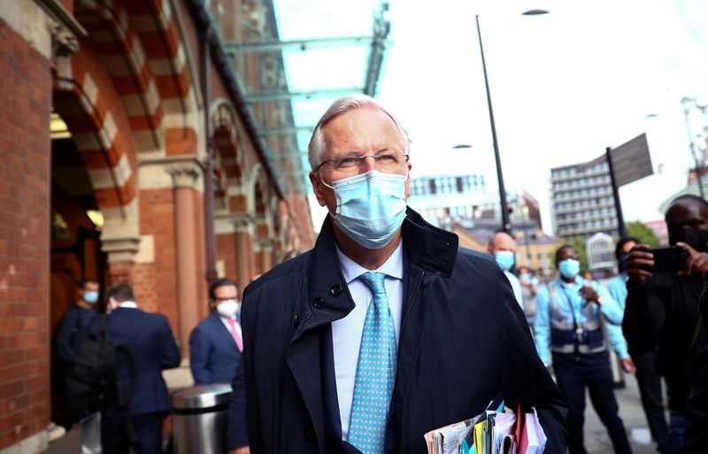 © Reuters. FILE PHOTO: EU chief negotiator Michel Barnier arrives for EU-Brexit talks in London