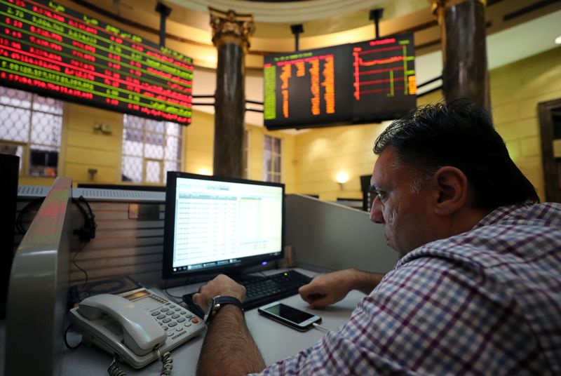 © Reuters. مؤشر بورصة مصر يتألق وأسواق الخليج الرئيسية تتراجع