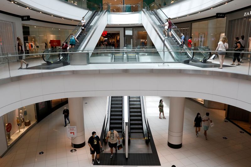 © Reuters. FILE PHOTO: People walk through the Rideau Centre in Ottawa,