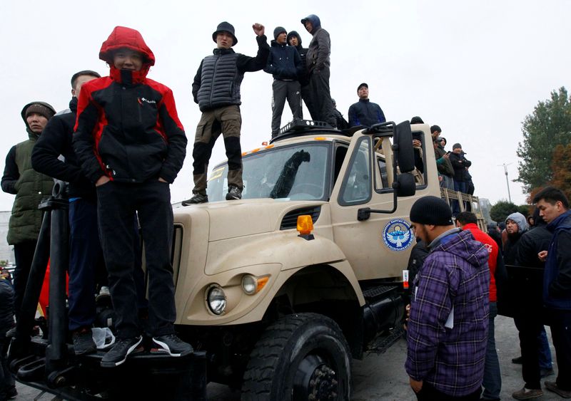 © Reuters. فصائل معارضة متنافسة تحاول الاستيلاء على السلطة في قرغيزستان
