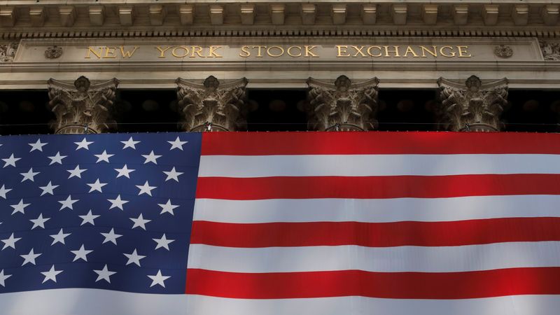 &copy; Reuters. Флаг США на фоне фондовой биржи в Нью-Йорке