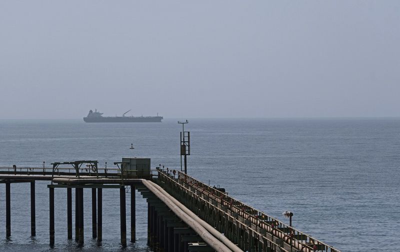 &copy; Reuters. Нефтяной танкер в терминале в Зуэйтине