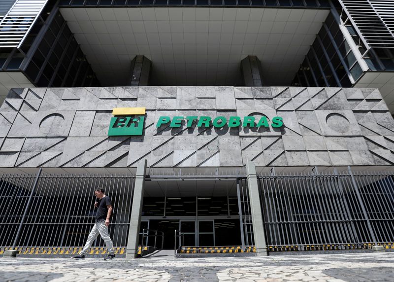 &copy; Reuters. FILE PHOTO: A man walks in front of the headquarters of Petroleo Brasileiro S.A. (Petrobas) in Rio de Janeiro
