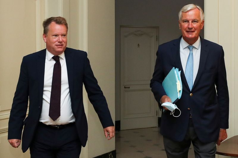 © Reuters. FILE PHOTO: Britain's chief negotiator David Frost and EU's Brexit negotiator Michel Barnier arrive for a meeting, in Brussels