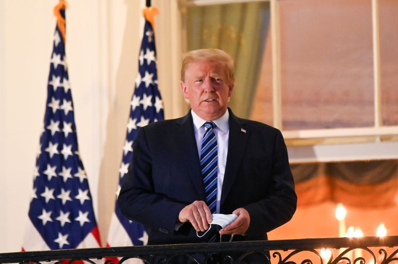 &copy; Reuters. U.S. President Donald Trump returns to the White House after treatment for the coronavirus at the White House in Washington