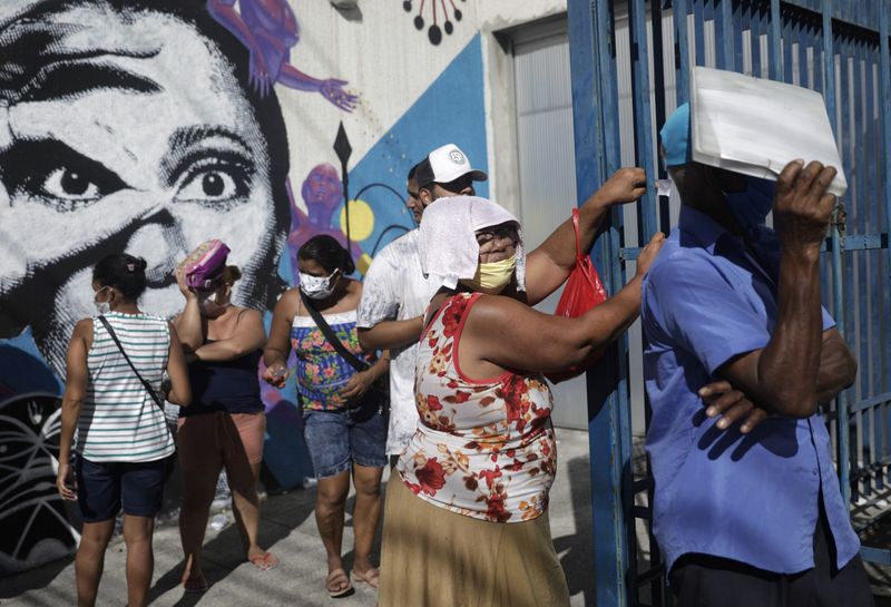 &copy; Reuters. Pessoas esperam em fila do lado de fora de agência da Caixa para receber o auxílio emergencial do governo durante a pandemia