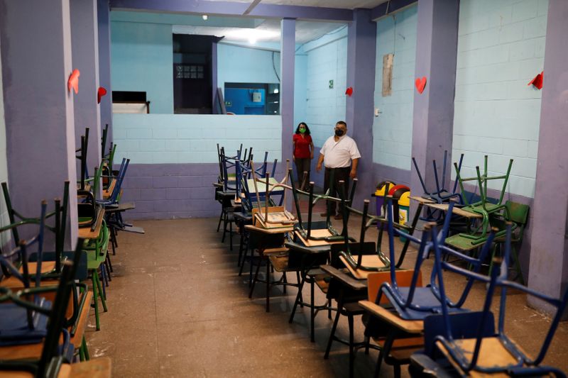 &copy; Reuters. Erwin Pozuelos e esposa Aura Cartagena dentro de sala de aula da escola técnica que tiveram que fechar na Cidade de Guatemala por causa da pandemia de Covid-19