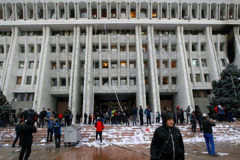 &copy; Reuters. Pessoas protestam contra resultado de eleição parlamento em Bishkek