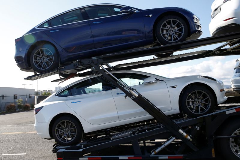 &copy; Reuters. Dos autos Model 3 de Tesla en una planta de la empresa estadounidense en California. FOTO DE ARCHIVO. Mayo, 2020. REUTERS/Stephen Lam