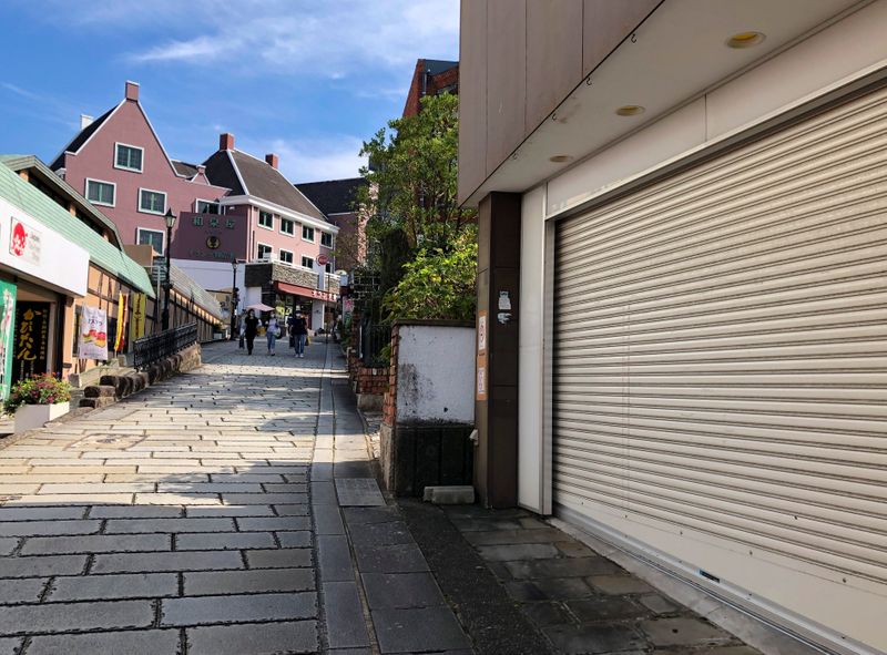 &copy; Reuters. An empty street is seen near the previously crowded Oura Cathedral, a popular attraction among tourists, amid the coronavirus disease (COVID-19) outbreak in Nagasaki