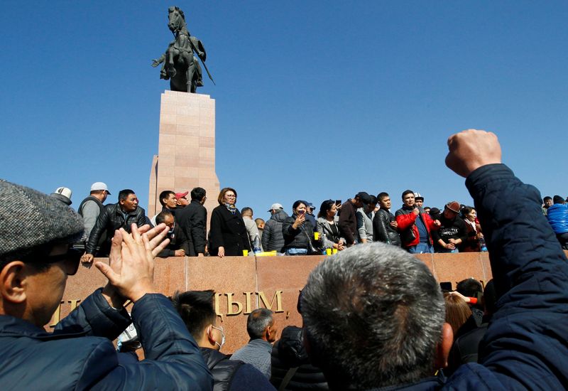 © Reuters. People attend a rally following post-election protests during which opposition groups took control of most of the government's apparatus, in Bishkek