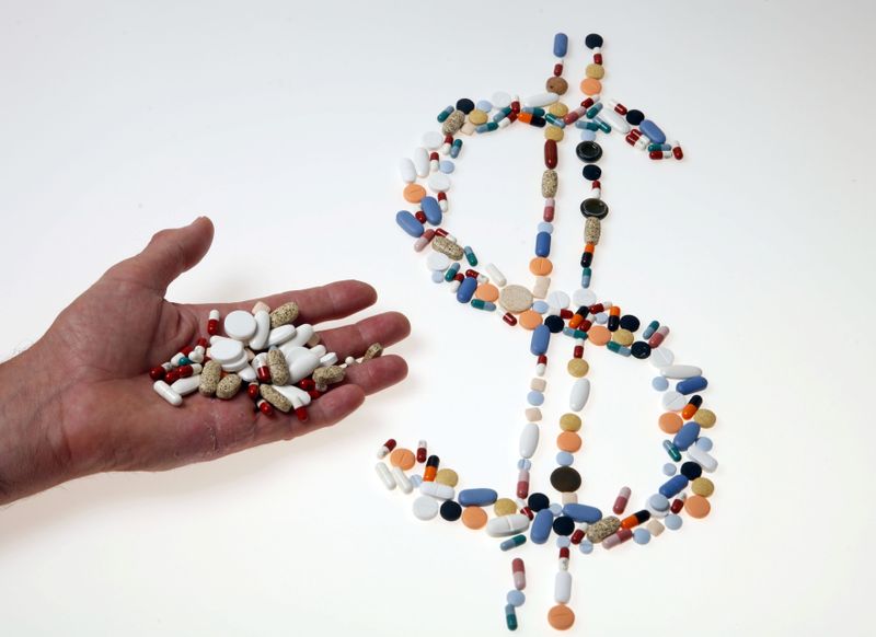 &copy; Reuters. FILE PHOTO: Pharmaceutical tablets and capsules are arranged on a table in this picture illustration taken in Ljubljana