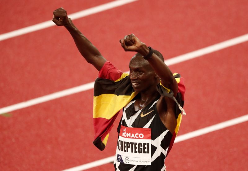&copy; Reuters. IMAGEN DE ARCHIVO. El atleta ugandés Joshua Cheptegei celebra tras ganar la prueba de 5.000 metros en la Liga Diamante, en Mónaco
