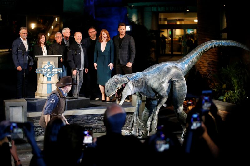 &copy; Reuters. FOTO DE ARCHIVO: Productores y ejecutivos de NBCUniversal posan junto al director Colin Trevorrow, los Bryce Dallas Howard y Chris Pratt y el velociraptor llamado Blue en el &quot;Jurassic World&quot;. California, EEUU. 22 de julio de 2019