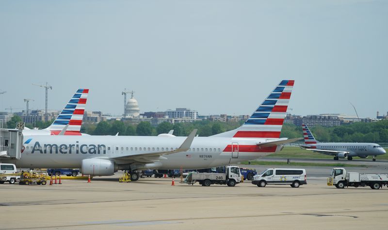 &copy; Reuters. IMAGEN DE ARCHIVO. Aviones Boeing 737 en el Aeropuerto Nacional Ronald Reagan con el Capitolio al fondo, en Washington, EEUU