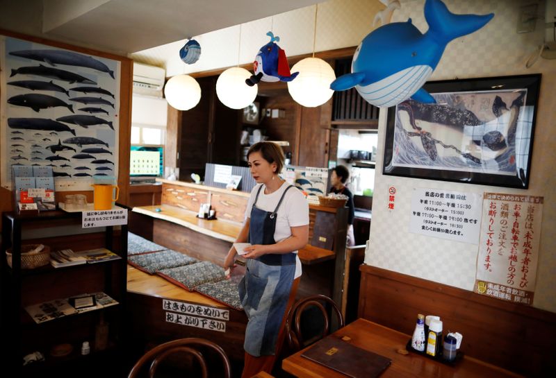 &copy; Reuters. FILE PHOTO: Yoko Ichihara takes order from customers at her restaurant named P-man in Minamiboso