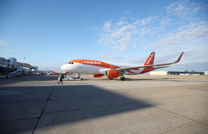 &copy; Reuters. FILE PHOTO: EasyJet restarts its operations amid the coronavirus disease (COVID-19) outbreak at Gatwick Airport, in Gatwick