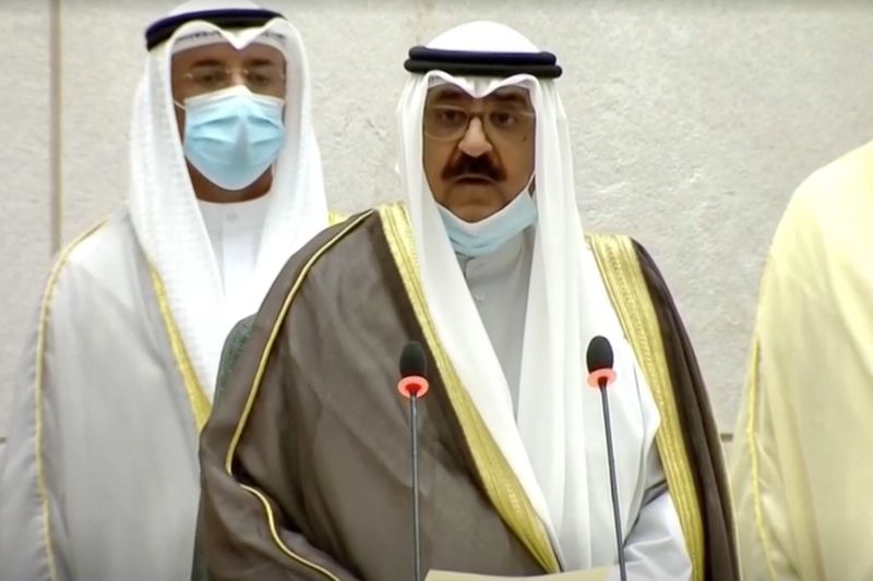 © Reuters. ولي العهد الكويتي الجديد يؤدي اليمين ورئيس الوزراء يشيد بانتقال سلس للسلطة