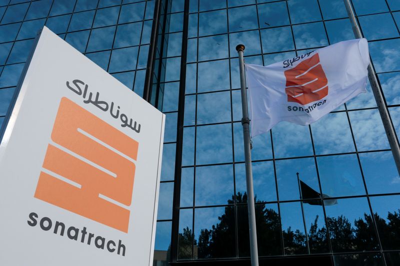 &copy; Reuters. FOTO DE ARCHIVO: El logo de la compañía estatal de energía Sonatrach en la sede de Argel, Argelia, el 25 de noviembre de 2019