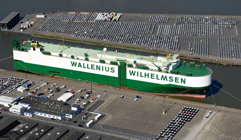 &copy; Reuters. FOTO DE ARCHIVO: Coches destinados a la exportación esperan en el puerto de Bremerhaven, Alemania, el 24 de abril de 2020