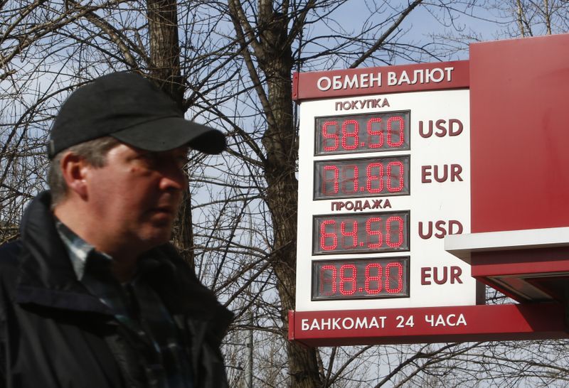 &copy; Reuters. A board with the currency exchange rates of the U.S. dollar and the Euro against the Russian rouble is on display outside a bank branch in Moscow