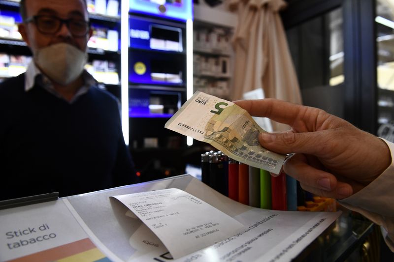 © Reuters. Cash vs card payments in Milan