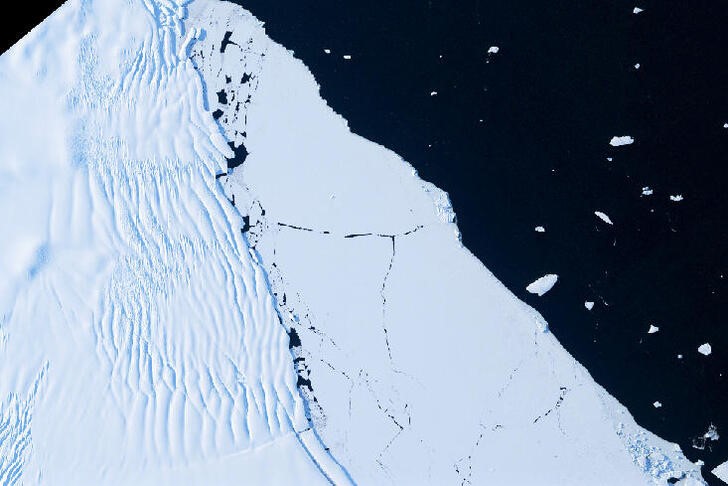 &copy; Reuters. FOTO DE ARCHIVO: Un extremo de una plataforma de hielo se separa del continente antártico producto del aumento de temperaturas y flota hacia el océano en una imagen satelital