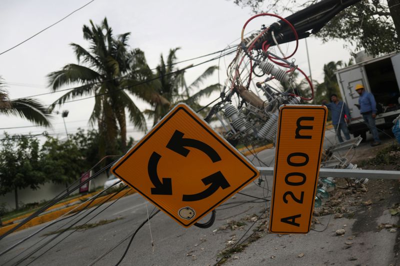 &copy; Reuters. Una strada a Cancun, in Messico, colpita dall&apos;Uragano Delta, ora diretto verso il Golfo del Messico negli Stati Uniti