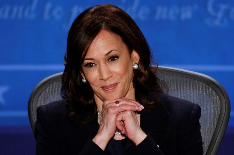 © Reuters. Democratic vice presidential nominee Senator Kamala Harris and U.S. Vice President Mike Pence participate in their 2020 vice presidential campaign debate in Salt Lake City