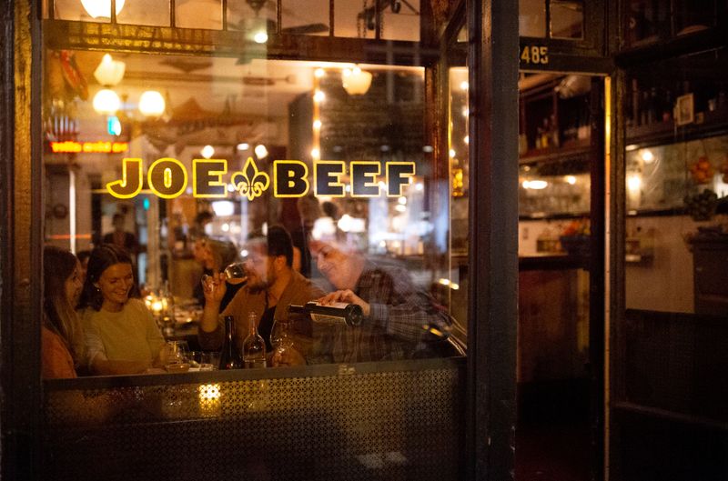 &copy; Reuters. FILE PHOTO: Patrons eat a meal in restaurant as restaurants and bars ordered to close in Montreal