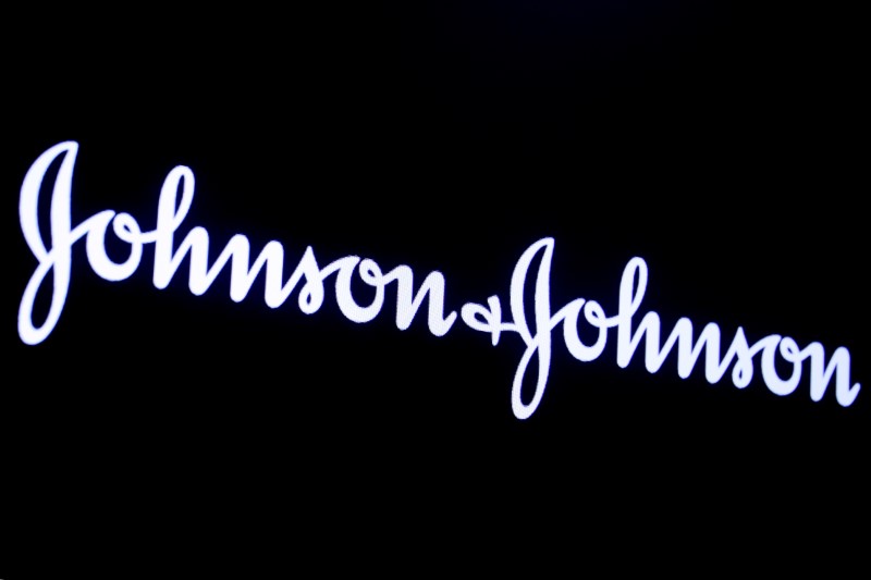 &copy; Reuters. Logo di Johnson &amp; Johnson proiettato all&apos;interno della Borsa di New York