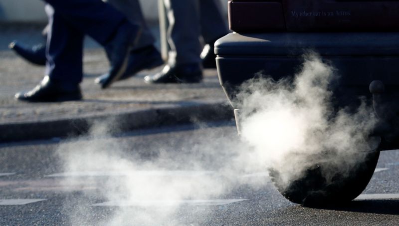 &copy; Reuters. An exhaust pipe of a car is pictured on a street in a Berlin