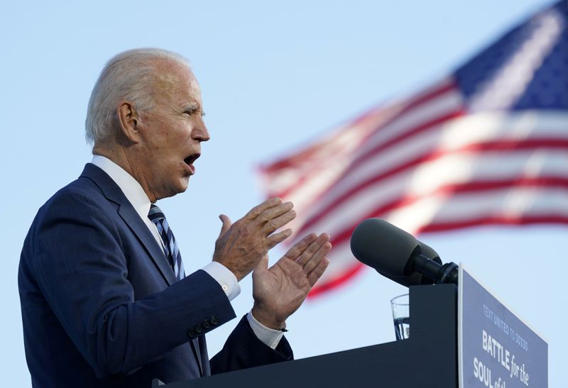 © Reuters. FILE PHOTO: Democratic U.S. presidential nominee Joe Biden campaigns in Gettysburg, Pennsylvania