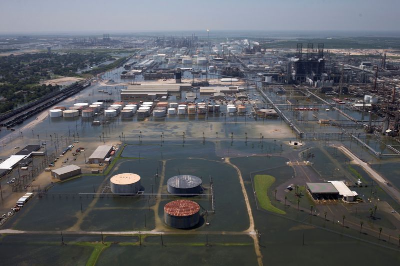 &copy; Reuters. FOTO DE ARCHIVO: Inundaciones causadas por la tornenta Harvey en las instalaciones de Motiva Enterprises LLC en Port Arthur, estado de Texas