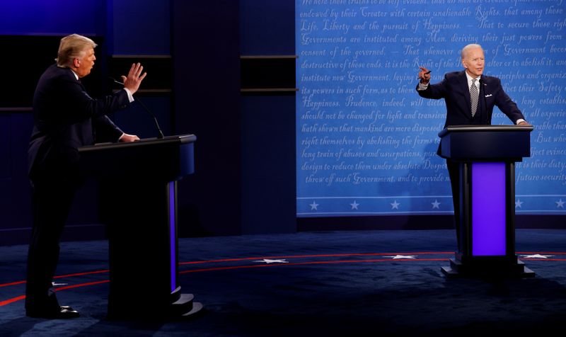 &copy; Reuters. Donald Trump e Joe Biden durante debate em Cleveland