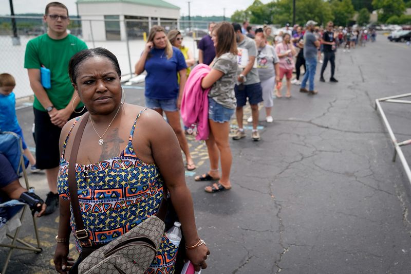 © Reuters. FILE PHOTO: Thousands line up outside unemployment office in Frankfort