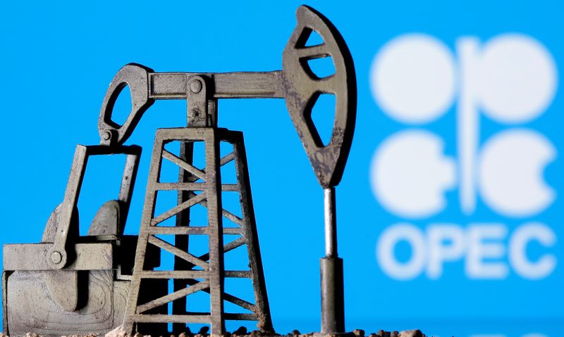 &copy; Reuters. FOTO DE ARCHIVO: Un modelo 3D de una bomba extractora de petróleo frente al logotipo de la OPEP