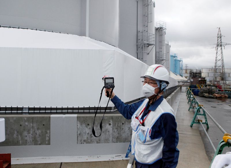 &copy; Reuters. Funcionário da Tokyo Electric usa aparelho de medição de radiação na usina nuclear de Fukushima