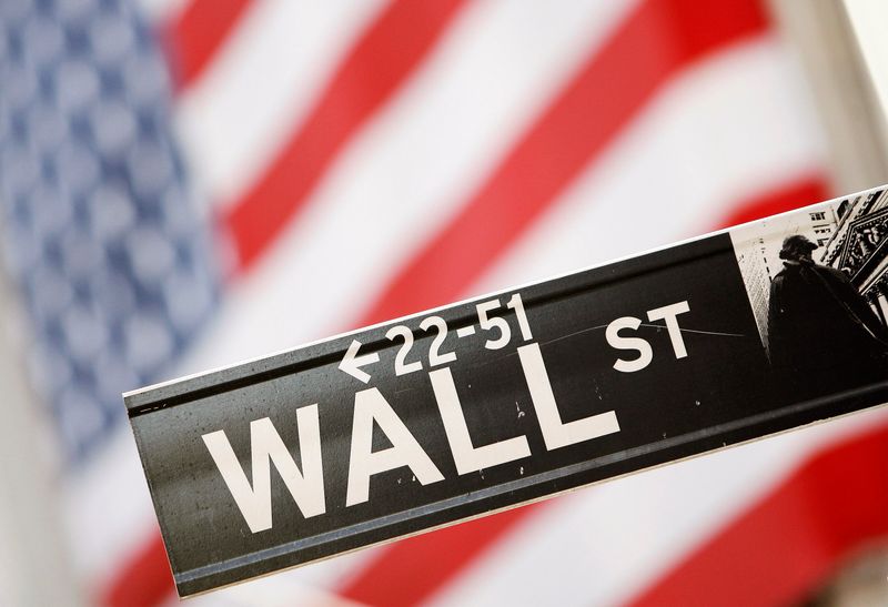 &copy; Reuters. Il cartello stradale di Wall Street davanti a una bandiera statunitense