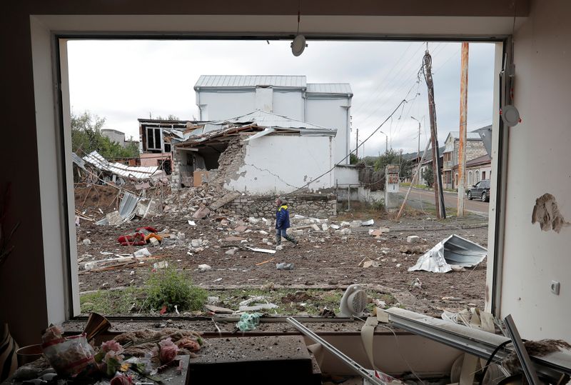 &copy; Reuters. Homem passa em frente a casa danificada no recente confronto em Nagorno-Karabakh