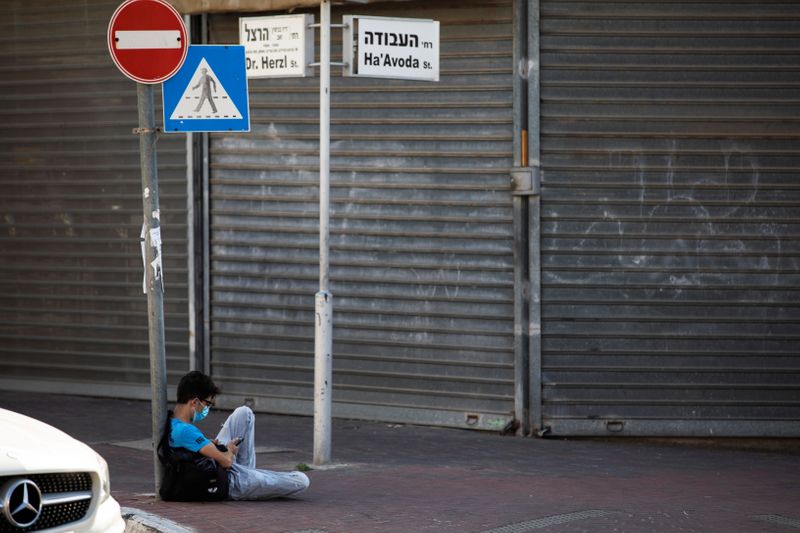 © Reuters. ANALYSIS Israel's second COVID-19 lockdown carries heavy economic price