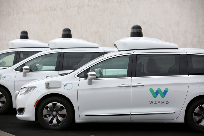 &copy; Reuters. FILE PHOTO: Three of the fleet of 600 Waymo Chrysler Pacifica Hybrid self-driving vehicles are parked and diaplayed during a demonstration in Chandler, Arizona