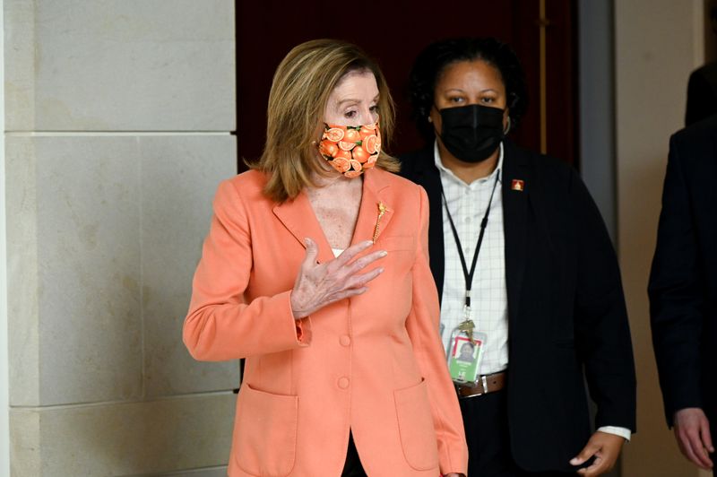 © Reuters. U.S. House Speaker Pelosi departs a news conference on Capitol Hill in Washington