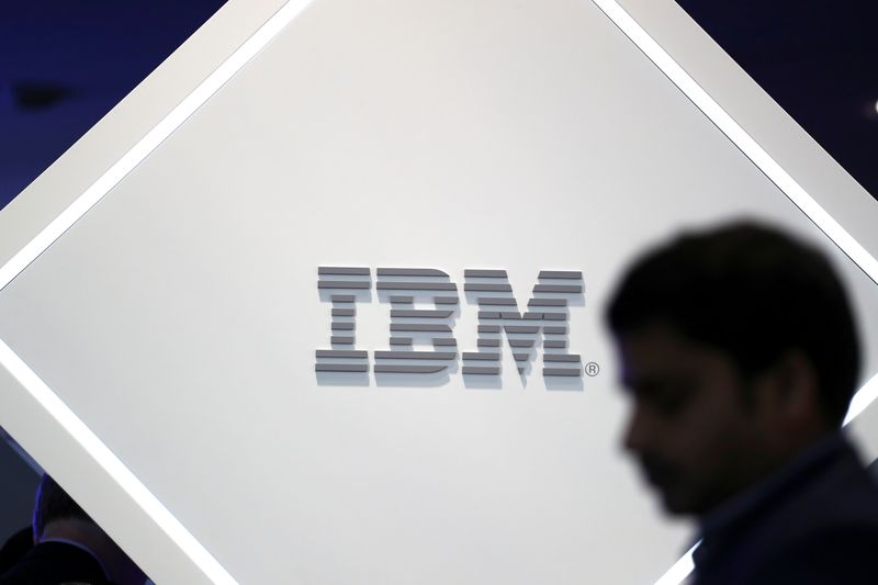 &copy; Reuters. Imagen de archivo de un hombre parado cerca de un logo de IBM en el Mobile World Congress en Barcelona