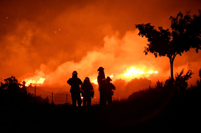 © Reuters. FILE PHOTO: Wildfire in California burns through the night north of Los Angeles