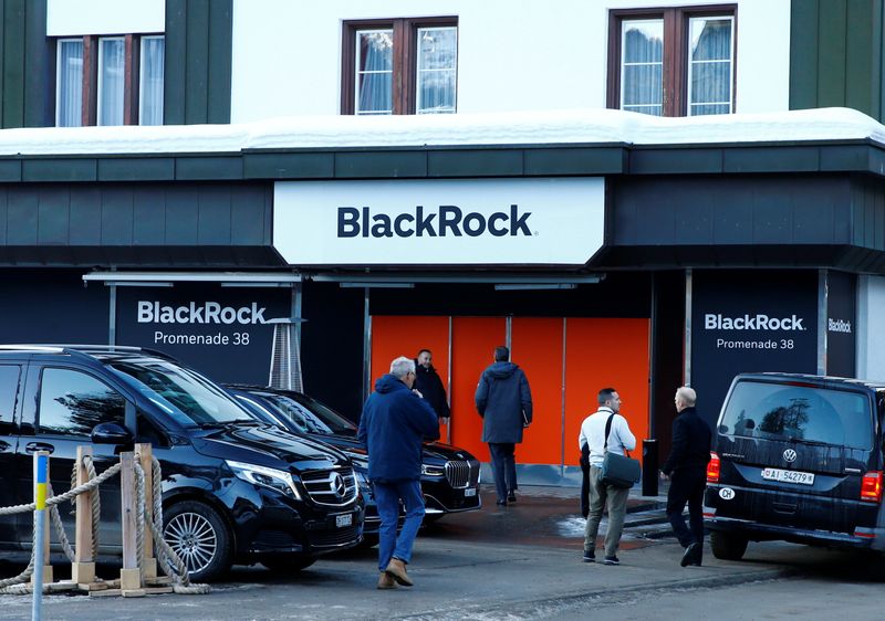 © Reuters. People are seen in front of a showroom that hosts BlackRock in Davos