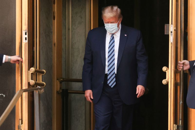© Reuters. U.S. President Donald Trump departs Walter Reed National Military Medical Center in Bethesda, Maryland