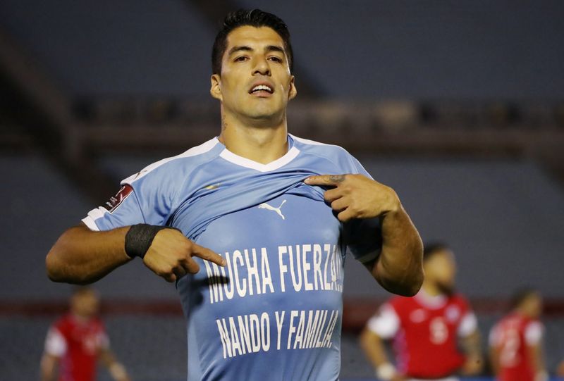 &copy; Reuters. هدف في الوقت الضائع يمنح أوروجواي الفوز 2-1 على تشيلي